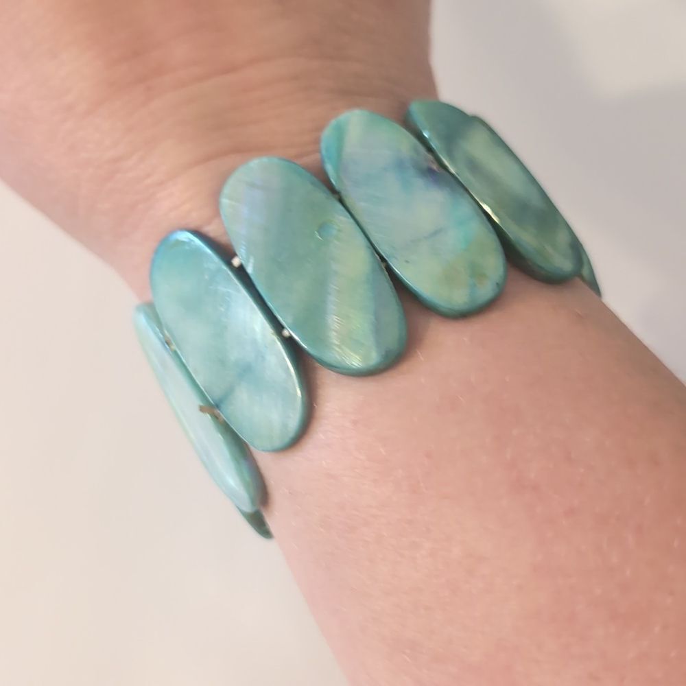 659 Blue Mother of Pearl Beaded Stretch Bracelet - Picture 1 of 4